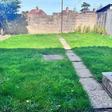 Lush House Close To Ashford Town Centre With Driveway Eksteriør bilde