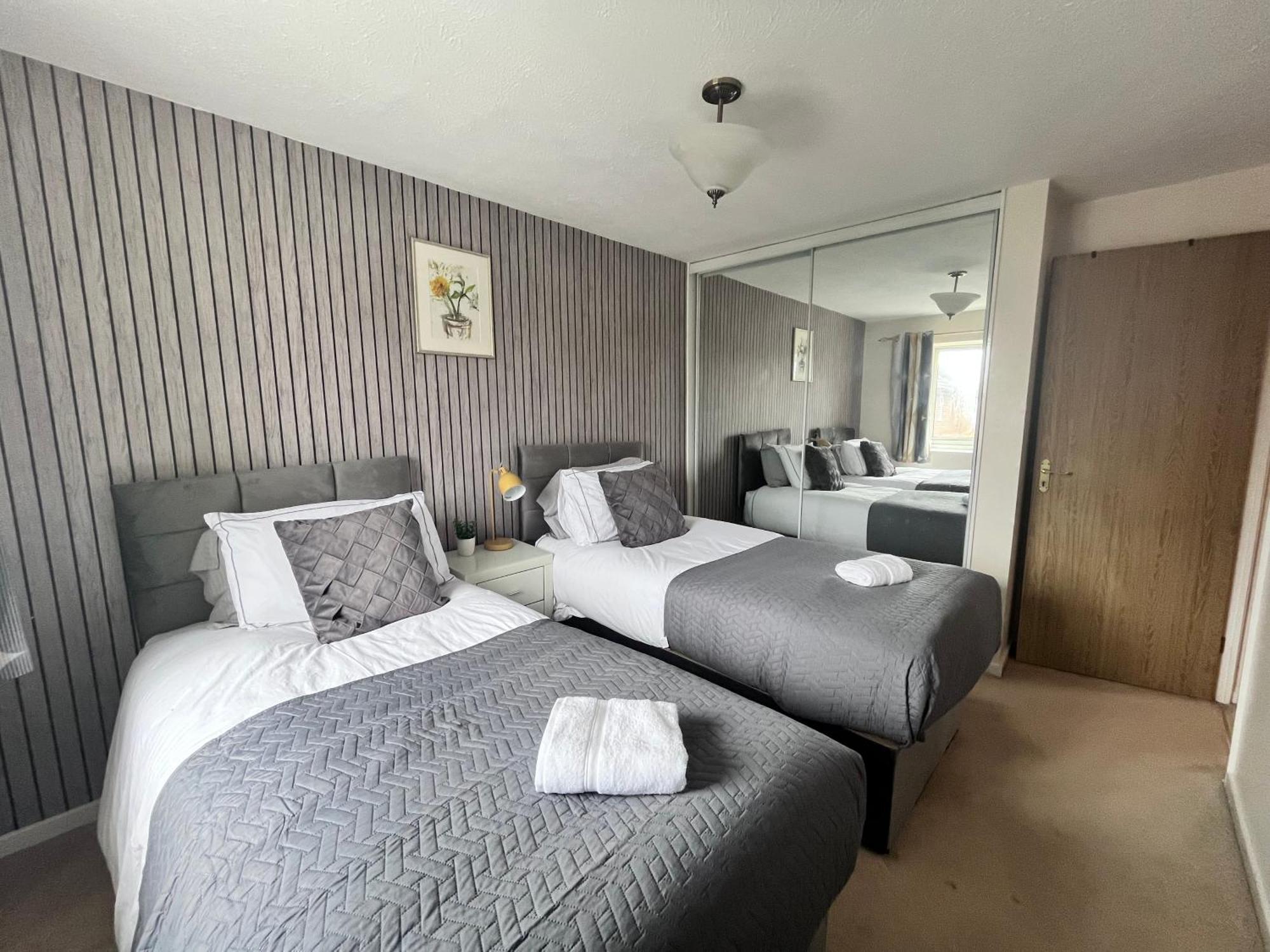 Lush House Close To Ashford Town Centre With Driveway Eksteriør bilde