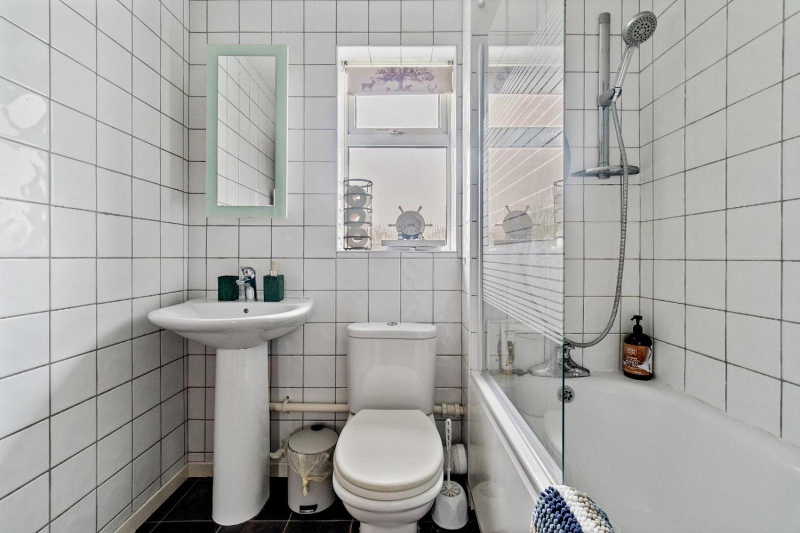 Lush House Close To Ashford Town Centre With Driveway Eksteriør bilde